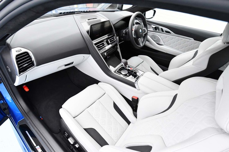 ブラックとシルバーストーンのハイコントラストが印象的な、試乗車のインテリア。ハンドルの位置は左右が選択できる。