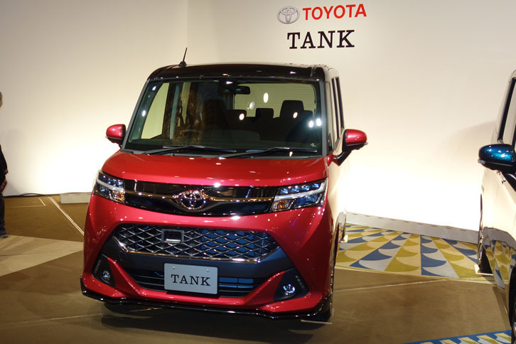 「トヨタ・タンク カスタムG-T」。ボディーカラーはブラックマイカメタリック×マゼンタベリーマイカメタリック。