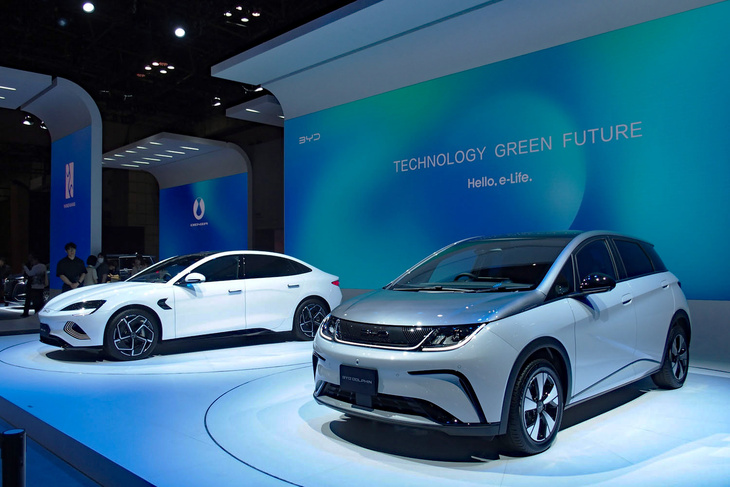 「ジャパンモビリティショー2023」の会場より、BYDのブースに展示された「ドルフィン」（写真向かって右）と「シール」（同左）。