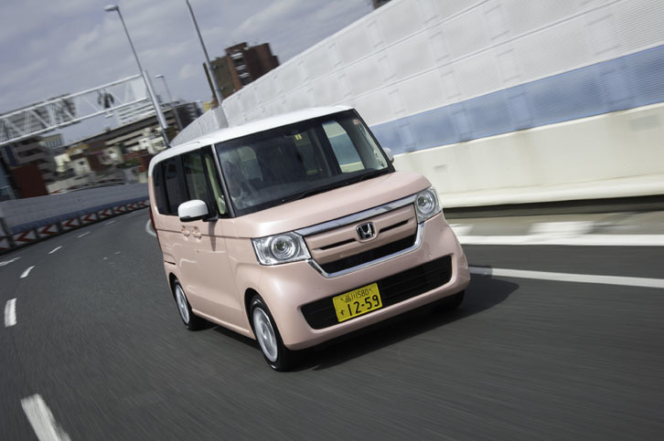 新型「N-BOX」が発売されたのは2017年9月1日のこと。2012年～2016年の5年間で車名別販売台数1位を4度獲得した初代からバトンを受けた、ホンダの販売の根幹を成すモデルだ。