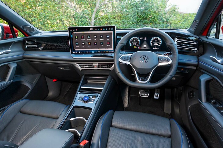 インテリアについてはデザインに加え、ステアリングコラムに回転式のシフトセレクターを配するなど、操作系も刷新。全車にカラー調整機能付きのイルミネーションが装備される。