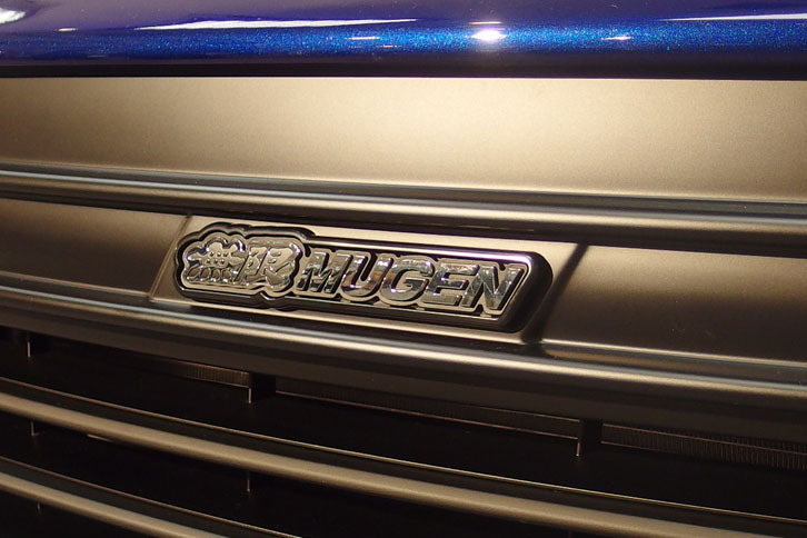 無限仕様のフロントエンブレム。