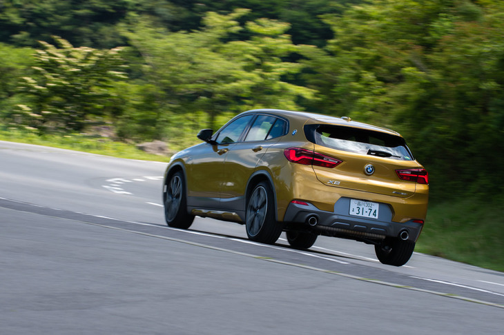 ボディーの上屋部分を絞り込むことで、SUVでありながらスポーティーなフォルムとしている。