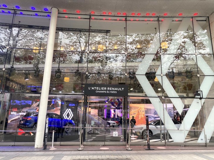 現状。2021年3月に発表された新ロゴがウィンドウに貼られている。