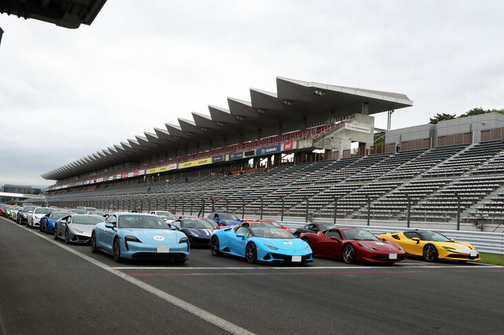 富士スピードウェイで開催された「CORNES DAY 2022 in Fuji Speedway」は、輸入車ディーラーであるコーンズが主催するサーキットイベント。フェラーリ、ランボルギーニ、ロールス・ロイス、ベントレー、ポルシェの5ブランドのオーナーが愛車とともに参加するもので、今回も全国各地から165台の車両と350人のオーナー、そしてその家族が集まった。