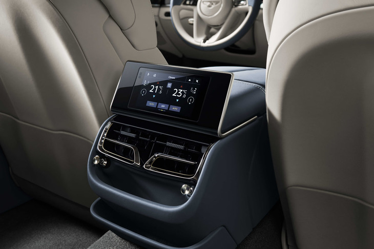 後席用のエアコン吹き出し口。最新モデルらしく、操作スイッチは液晶パネルになっている。