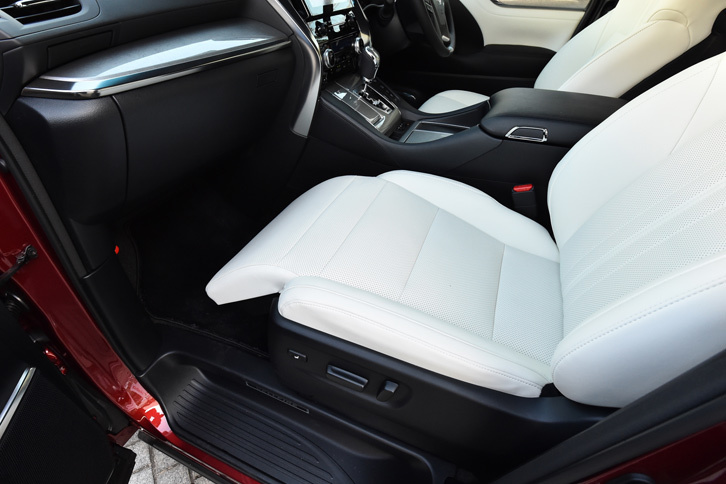 グレードにより、助手席にも電動式のオットマン機構が備わる。写真は「ヴェルファイア エグゼクティブラウンジZ」のもの。