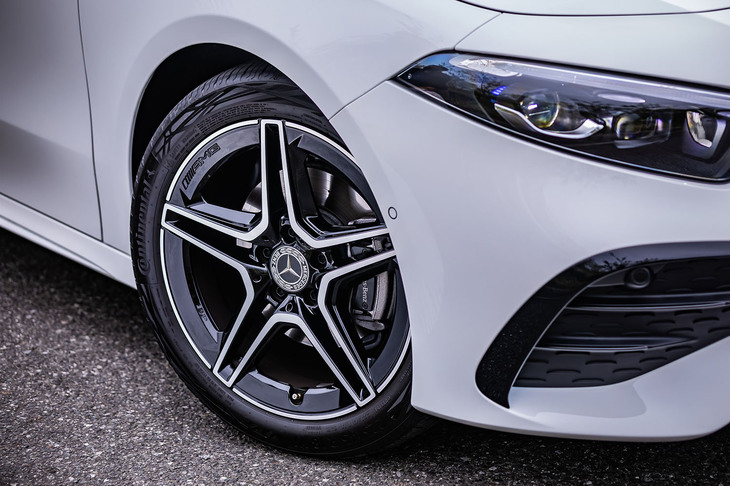 今回の試乗車は「AMGラインパッケージ」が選択されており、同オプションに含まれる18インチの「AMG 5ツインスポークアルミホイール」に225/45R18サイズの「コンチネンタル・エココンタクト6」タイヤを組み合わせていた。