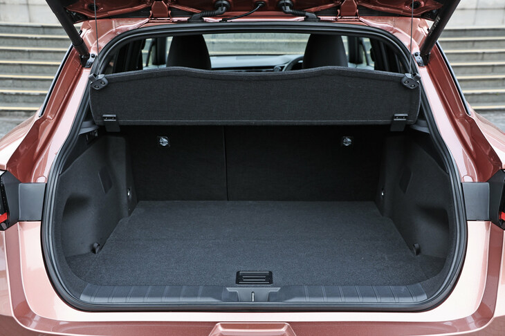 荷室の仕様は、FF車（2段デッキボード未使用時）では容量：330リッター＋2リッター（デッキ下収納容量分）、荷室長：723mm、荷室幅：839mm（最小）／1054mm（最大）、荷室高：569mm。4WD車では容量：253リッター＋2リッター（デッキ下収納容量分）、荷室長：683mm、荷室幅：922mm（最小）／1054mm（最大）、荷室高：442mmとなっている。（容量はVDA計測値）