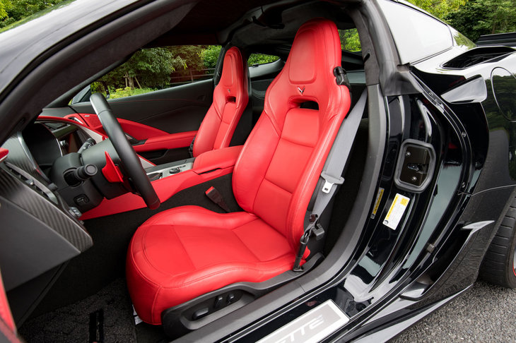 ナッパレザーのGTバケットシート。前後のスライドやリクライニングはもちろん、ランバーやボルスターにも電動調整機構が備わる。