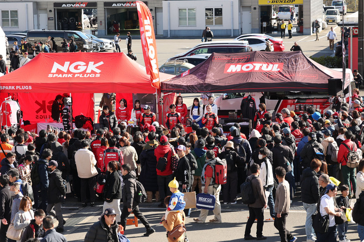 パドックでひときわ多くの来場者を集めていたMOTULオイルとNGKスパークプラグのテント。GT500ドライバーのトークショーを行っていた。