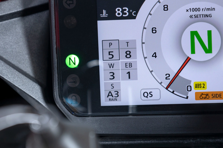 3種類のライディングモードに加え、新型「CBR」ではパワーセレクターやトルクコントロール、エンジンブレーキコントロールなど、実に9つもの項目の制御を個別に調整できる。