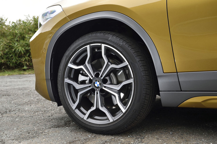 試乗車は225/45R19サイズの「ピレリ・チントゥラートP7」ランフラットタイヤを装着していた。写真のホイールは標準装備の「M ライトアロイホイール Yスポークスタイリング722M」。