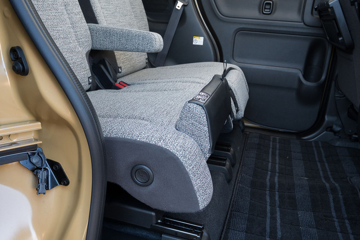 フラップを上に回せば、荷物のストッパーとしても機能。スライド機構があるので、荷物の大きさによってフラップの位置を調整することもできる。