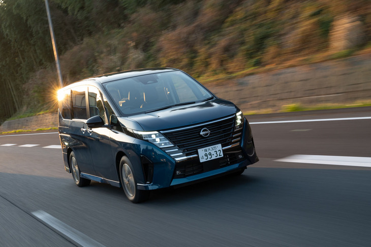 プラットフォームは従来モデルの改良型で、ロール剛性を20%高めた新開発のサスペンションを採用するなど、フロントまわりを中心に大きく手が加えられている。