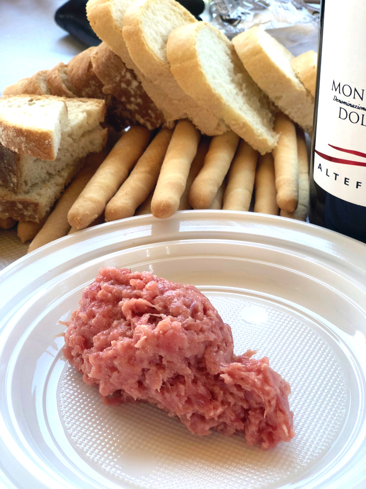 イタリアにおけるお祭りの慣習にしたがい、ランチは3時間半におよぶフルコース。プラ皿ながら、郷土料理のタルタルも。