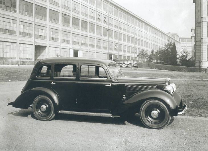 フィアットのリンゴット工場をバックにした「アルディータ2000ベルリーナ」。