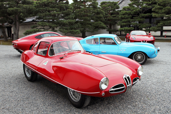 イタリアはミラノのアレーゼにあるアルファ・ロメオ博物館所蔵の1952年「アルファ・ロメオ1900 C52 ディスコヴォランテ」（手前）をはじめとする特別展示車両。