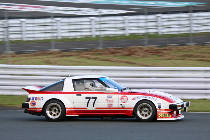 「サバンナRX-7」の1979年デイトナ24時レース仕様 77号車。ロータリー専用車として開発され、1978年に発売された初代RX-7。アメリカのレースシーンでも活躍し、初参戦のデイトナ24時間には、7号車と77号車の2台がエントリー。7号車がクラス優勝を果たして総合5位に、77号車がクラス2位、総合6位に輝くなど、新世代ロータリー車の実力を見せつけた。