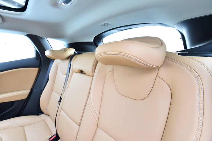 パッセンジャー不在の際は、後席のヘッドレストを写真のように倒すことで、ドライバーの後方視界を広げられる。