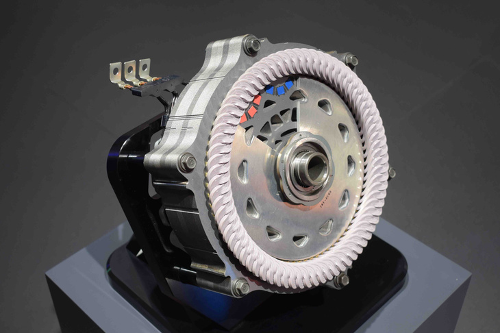 「ホンダe」のモーターは2モーター方式のハイブリッドシステム「i-MMD」を搭載する「CR-Vハイブリッド」用と同じものだ。