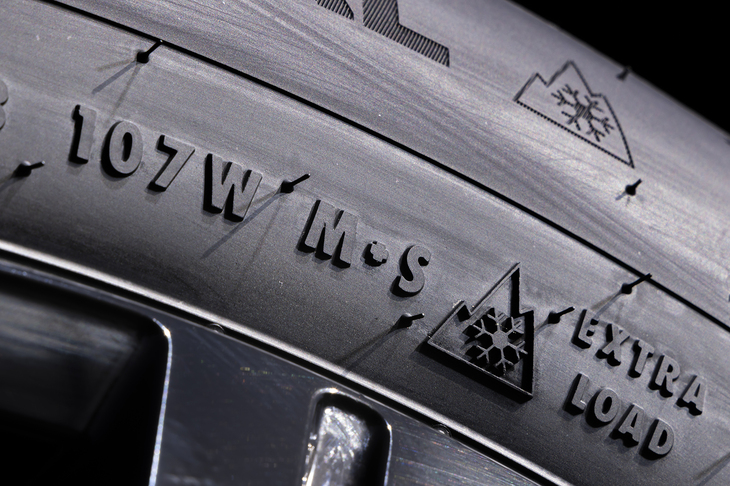 サイドウォールに刻まれた「M＋S」と「スリーピークマウンテン・スノーフレーク」のマーク。チェーン規制でなければ、冬用タイヤ規制が敷かれた高速道路をスタッドレスタイヤと同じように通行可能だ。