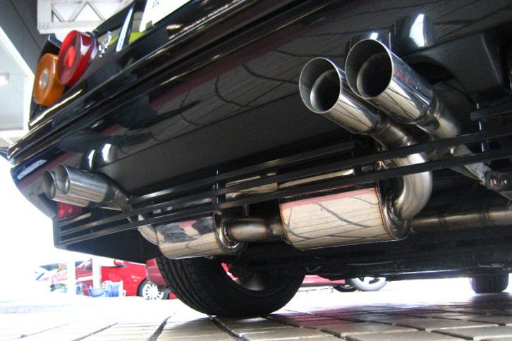 「328GTS」のマフラーはキダスペシャルを装着。レーシィな快音を奏でてくれた。