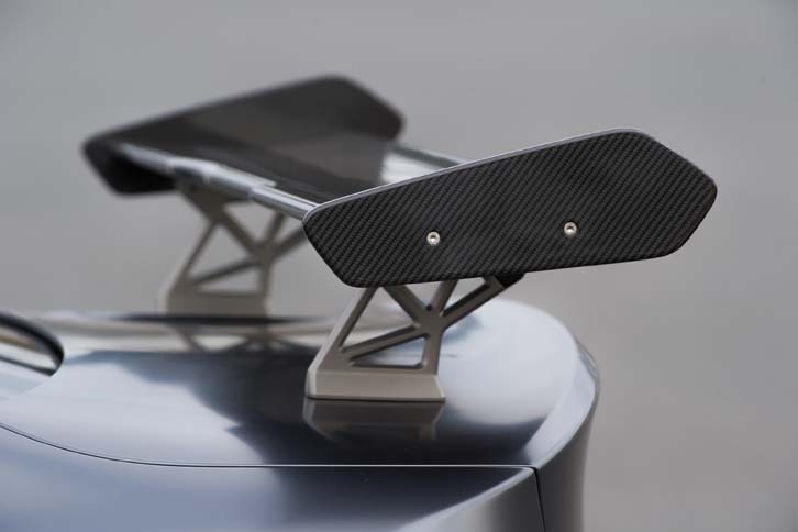 トランクリッドにそそり立つ角度調整式のリアウイングは、ウイング本体がカーボン製、ステーがアルミ製となる。