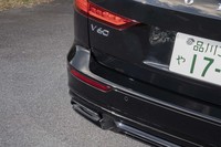 リアバンパーも「ポールスターエンジニアード」専用の仕立て。ブラッククロームのマフラーエンドが控えめに主張する。