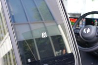 専用アプリをインストールしたスマートフォンでBピラーにタッチするとドアのアンロックができる。