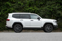 車両の傾きなどを把握しやすい、水平基調のサイドデザインも歴代「ランドクルーザー」の特徴。外寸やホイールベースは従来型の200系からほとんど変わっていない。（写真：向後一宏）