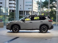 「日産エクストレイル」の一部グレードには、防水・透湿機能を持つ合成皮革「セルクロス」で仕立てたシートが備わる。