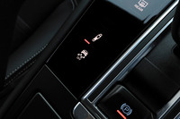 サスペンションの特性は選択された走行モードに伴って切り替わるほか、センターコンソールのスイッチにより個別に調整することもできる。