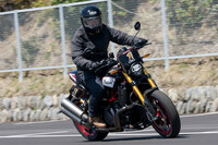 ウエアのなかには胸部プロテクターを内蔵したものもあるが、それは鎧（よろい）のようにゴツくていかついものが大半。いわゆる普通のウエアだと、肩やヒザ、背中に簡易なプロテクターが付いている程度なのだ。……あんなに高いのに!!（写真：向後一宏）