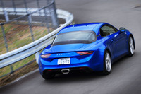 前後の重量配分は、2人が乗車し燃料や油脂類を満たした状態で44：56になるよう設計されている。