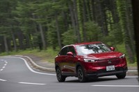 よりクーペらしいフォルムで登場した新型「ホンダ・ヴェゼル」。販売の主力となっているハイブリッドではなく、1.5リッターガソリンモデル「G」の4WD車を試した。