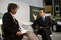 初代「日産フーガ」の発表会にて。ゴーン氏は「『G35(日本名：スカイライ)』はアメリカで大成功だが、『Q』（大型セダン）は苦戦してきた」と率直に認めた。