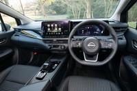 センターディスプレイとメーターパネルの、2枚のスクリーンが主張するダッシュボード。先代モデルよりも全体的な質感が大幅に高まっている。