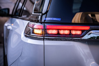 リアガーニッシュと一体化した横長のテールランプやリアバンパーのデザインは、北米でおよそ30年ぶりの復活となったプレミアムモデル「グランドワゴニア」（日本未導入）の流れをくんでいるという。