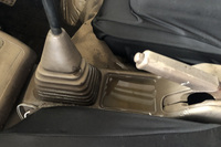 ドアを開ければ室内は泥で茶色くなり、センターコンソールには水がたまっていた。グローブボックス内にあった車検証も水浸し！ 衛生的にもダメっぽいし、これほどの被害であれば電装系は確実にアウトだろう。