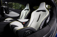 「アルトゥーラ」用に新開発され「クラブスポーツシート」と呼ばれる一体型シェルの軽量シートを標準で装備。弧を描くようにデザインされており、乗員の体全体を包み込むようにホールドする。