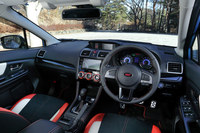 「XVハイブリッドtS」のインストゥルメントパネルまわり。ステアリングホイールの「STI」オーナメントをはじめ、各所に同車専用の装飾が施されている。