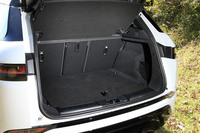 荷室容量は5名乗車時で591リッター。40：20：40分割可倒式のリアシートをたためば1383リッターまで拡張できる。オプションで、両手がふさがっていてもハッチを開口できる「パワージェスチャーテールゲート」も用意される。