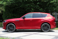 伸びやかなフロントセクションがFRベースの証しだ。