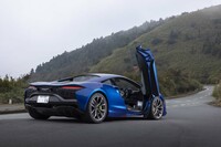 既存のモデルと同じく「ディヘドラルドア」を採用。上に向かって開くところは変わらないが、開けたときの幅が従来モデルよりも480mm小さくなっている。