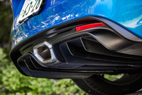 エキゾーストフィニッシャーは、センターの1本出し。排気音はスポーツモード以上になるとより高らかになり、スロットルオフ時にはアンチラグシステムのサウンドが気分を盛り上げる。