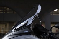 ウインドシールドは、一段と高さのある「ハイスクリーン」や小ぶりな「スポーツスクリーン」にも変更できる（オプション）。
