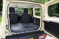 ヘッドレストを外せば、後席はフラットに格納が可能。「XC」「XL」では汚れを拭き取りやすいよう、床面や後席の背面を樹脂製としている。