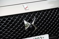 フロントの「DS」エンブレムの上には「E-TENSE」のバッジが貼られている。