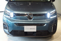 新デザインのエンブレムをフロントフェイスのセンターに配置。ヘッドランプは3つのLEDランプが特徴となる。